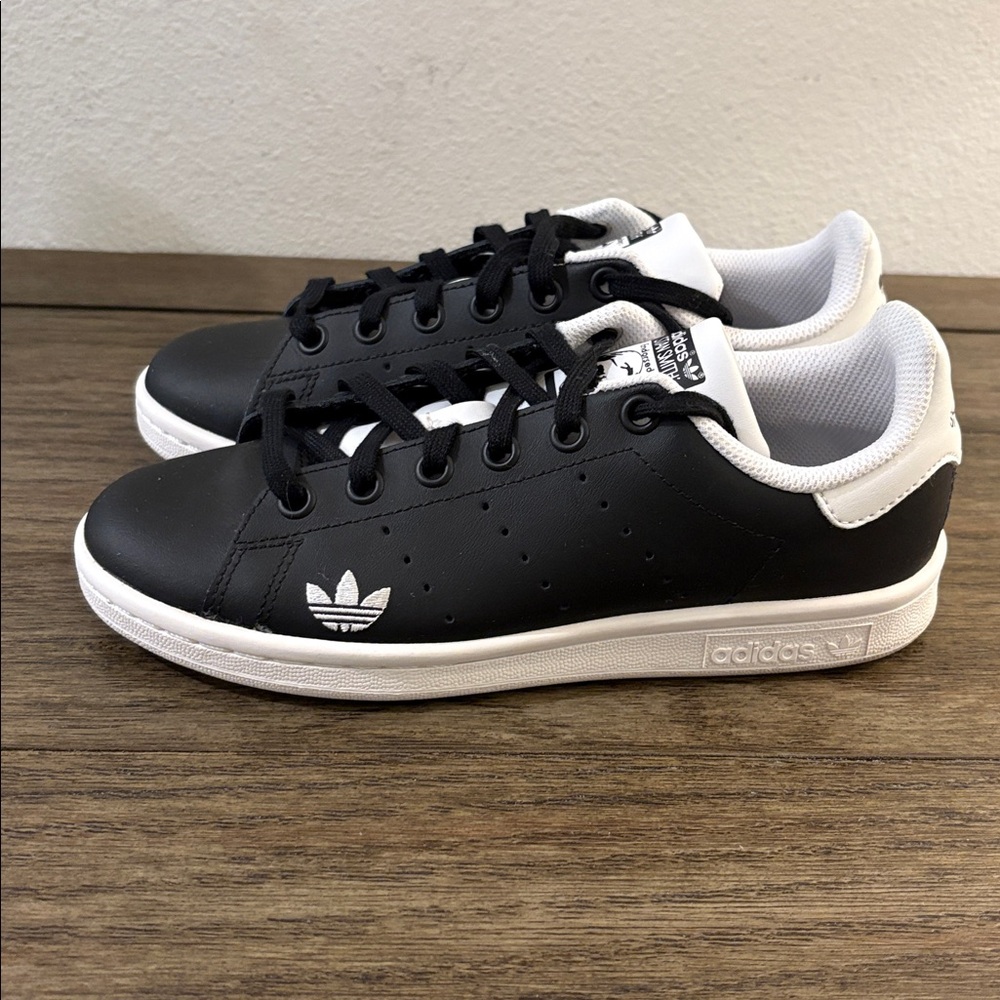 EUC [Adidas] Originals Stan Smith J 'Black/White Low-Top Sneakers Youth Kids 3.5 - Picture 7 of 15